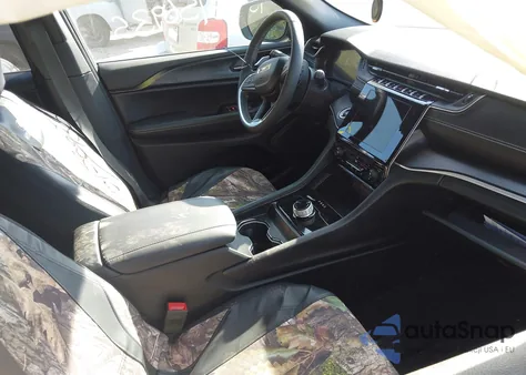 2025 Jeep Grand Cherokee Laredo/Altitude from USA, damaged, VIN 1C4RJHAG7SC296280